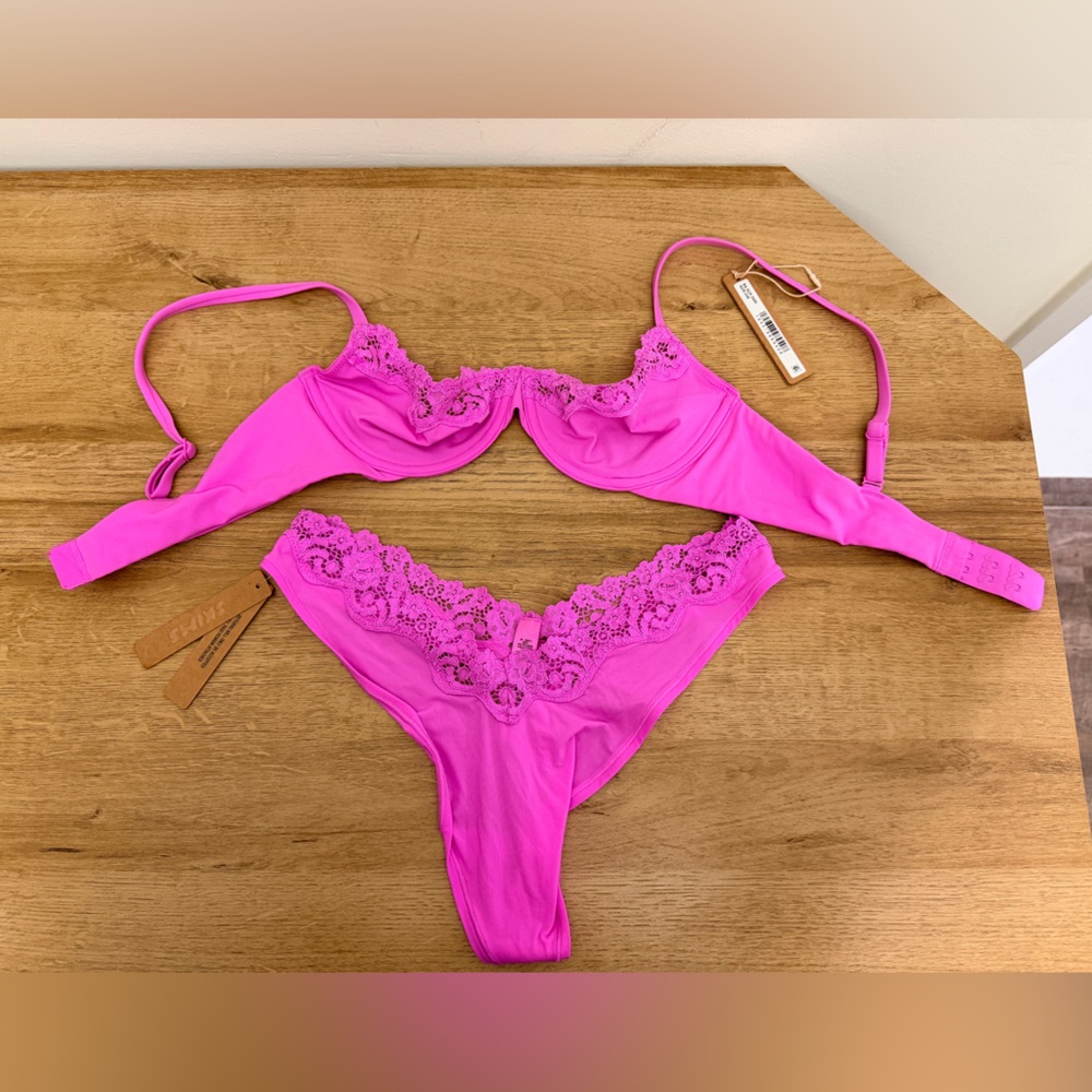 SKIMS Fits Everybody bra and thong set- color Neon Orchid - NWT - Picture 9 of 12